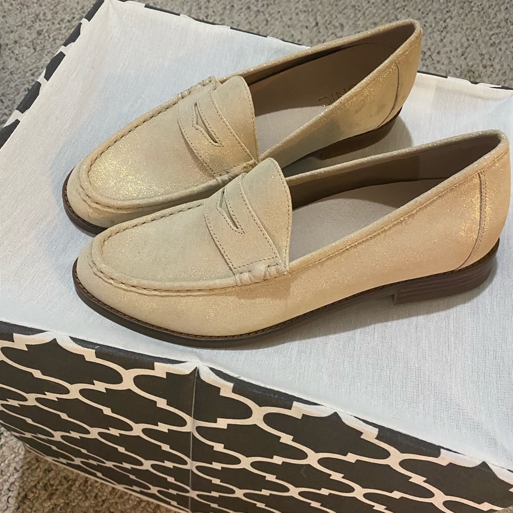 Brand new never worn Vionic loafer with gold fleck